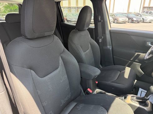 Used 2016 Jeep Renegade Latitude AWD/4WD image 37