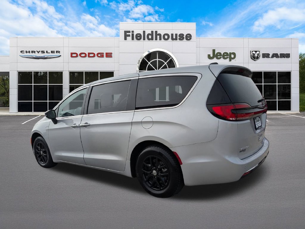 Used 2024 Chrysler Pacifica Touring-L FWD image 7