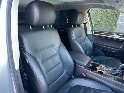 Used 2016 Volkswagen Touareg Sport image 42