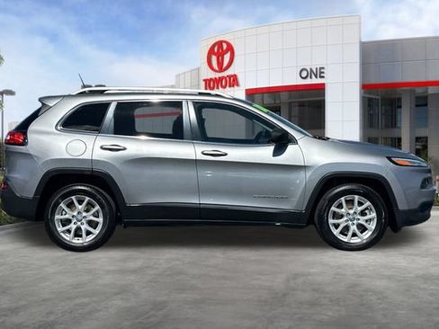 Used 2016 Jeep Cherokee Latitude w/ Comfort/Convenience Group FWD image 3
