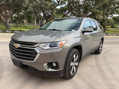 Used 2018 Chevrolet Traverse LT FWD image 2
