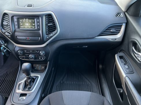 Used 2017 Jeep Cherokee Latitude AWD/4WD image 32