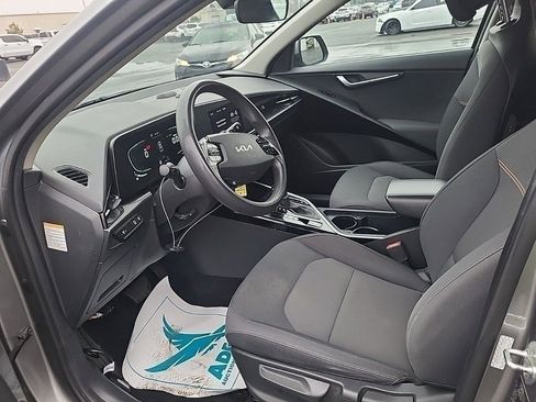 Used 2023 Kia Niro LX image 3