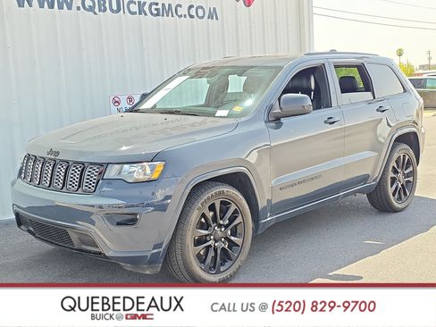 Used 2018 Jeep Grand Cherokee Altitude RWD image 3