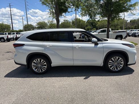 Used 2025 Toyota Highlander Platinum AWD/4WD image 6