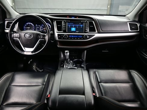 Used 2019 Toyota Highlander XLE AWD/4WD image 17