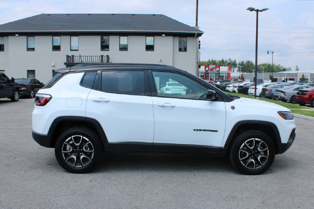 Used 2025 Jeep Compass Trailhawk w/ Trailhawk Convenience Group AWD/4WD image 6