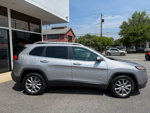 Used 2018 Jeep Cherokee Limited w/ Luxury Group AWD/4WD image 30