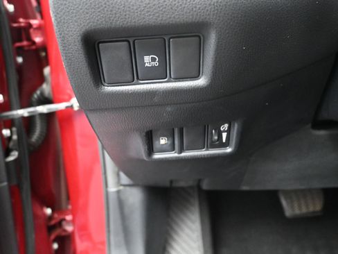 Used 2018 Toyota C-HR XLE FWD image 16