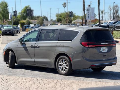 Used 2022 Chrysler Pacifica Touring-L image 3
