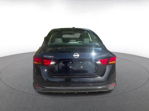 Used 2025 Nissan Altima 2.5 SV FWD image 11