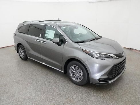 New 2026 Toyota Sienna XLE FWD image 38