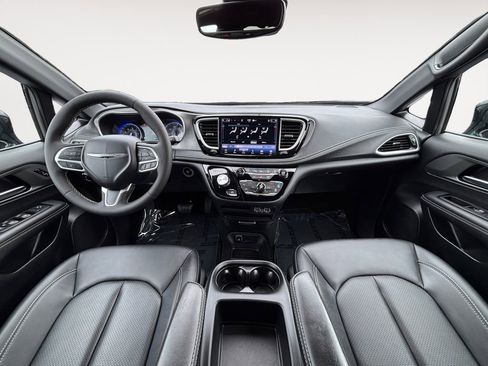 Used 2025 Chrysler Pacifica Select image 13