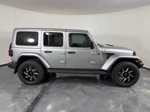 Used 2018 Jeep Wrangler Unlimited Sahara w/ Cold Weather Group AWD/4WD image 4