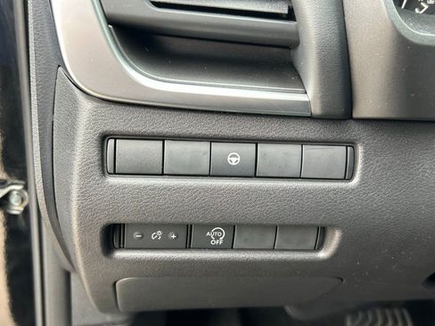 Used 2023 Nissan Rogue SV FWD image 14