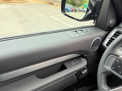 Used 2025 Land Rover Discovery Dynamic SE AWD/4WD image 32