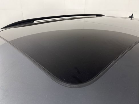 Used 2022 Volkswagen Tiguan SE R-Line image 6