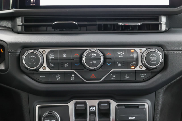 Used 2026 Jeep Wrangler Unlimited Sahara AWD/4WD image 9