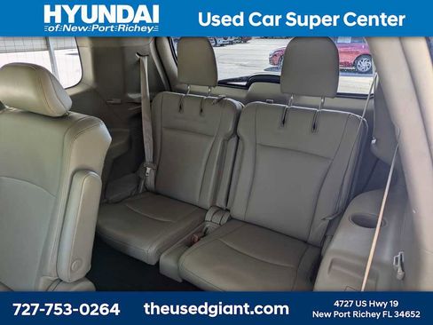 Used 2011 Toyota Highlander SE w/ Tow Pkg FWD image 16