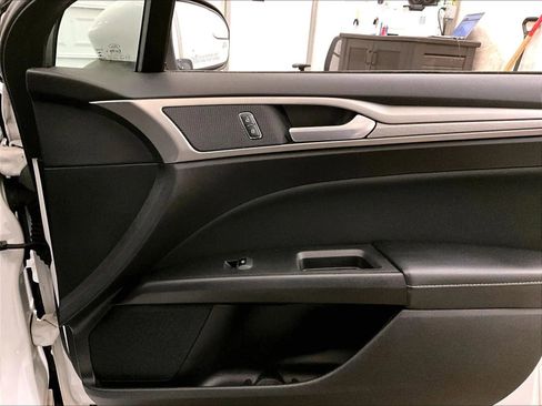 Certified 2018 Ford Fusion SE FWD image 23