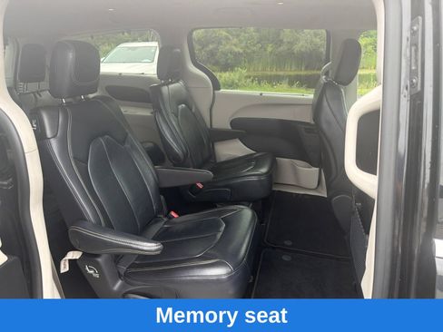 Used 2022 Chrysler Pacifica Touring-L FWD image 22