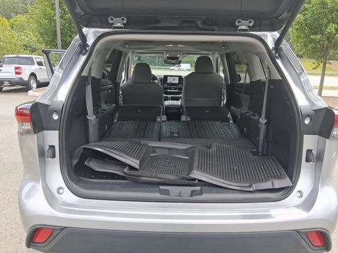 Used 2024 Toyota Highlander XLE AWD/4WD image 24