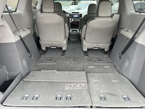 Used 2014 Toyota Sienna Limited w/ Limited Premium Package FWD image 12