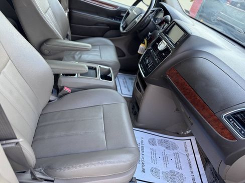 Used 2013 Chrysler Town & Country Touring FWD image 20