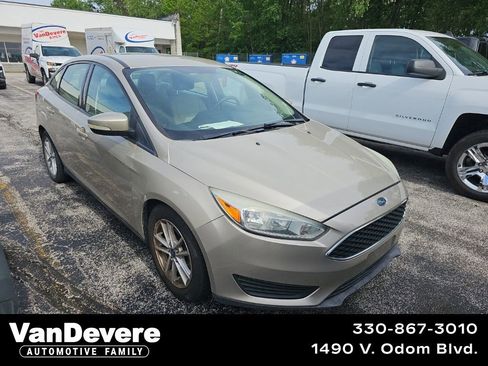 Used 2017 Ford Focus SE FWD image 1