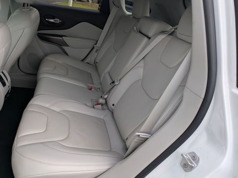 Used 2019 Jeep Cherokee Limited image 24