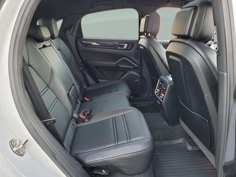 Used 2022 Porsche Cayenne E-Hybrid Coupe image 20