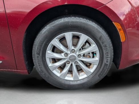 Used 2017 Chrysler Pacifica Touring-L image 10