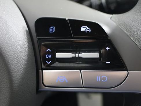 Certified 2024 Hyundai Elantra SE FWD image 12