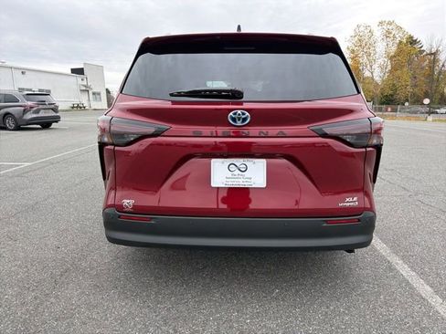 Used 2024 Toyota Sienna XLE image 7