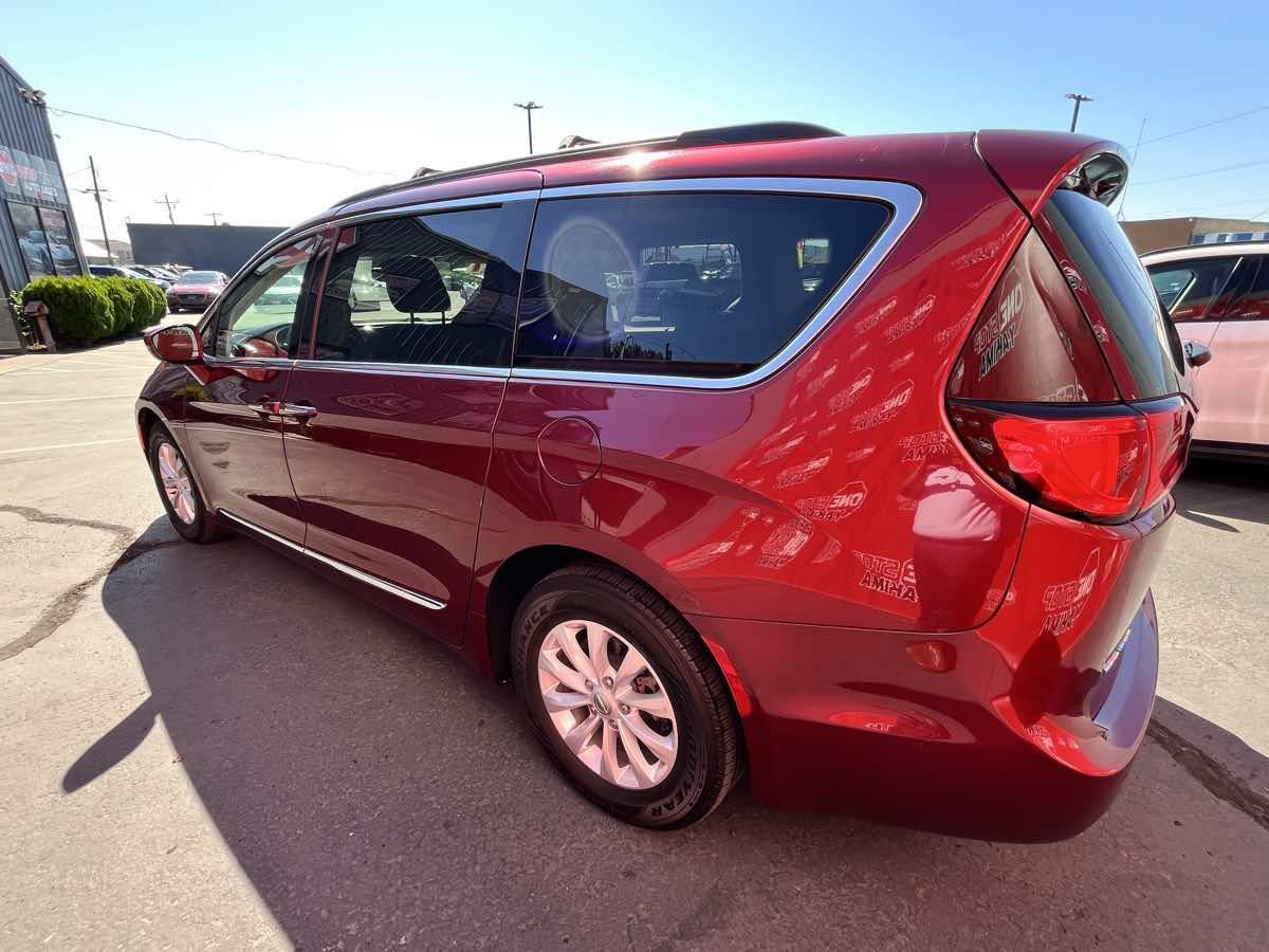 Used 2017 Chrysler Pacifica Touring-L FWD image 5