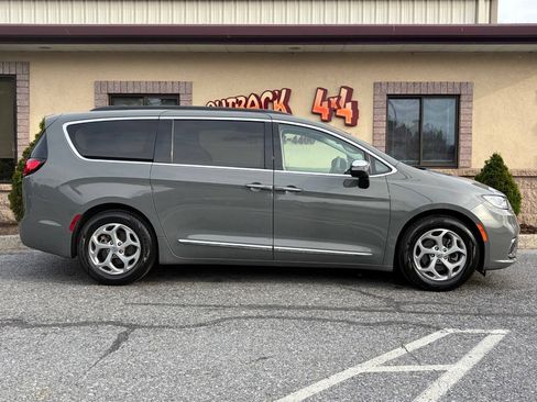 Used 2023 Chrysler Pacifica Limited FWD image 39