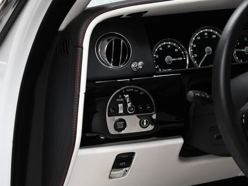 Used 2023 Rolls-Royce Cullinan w/ Cullinan Package image 19