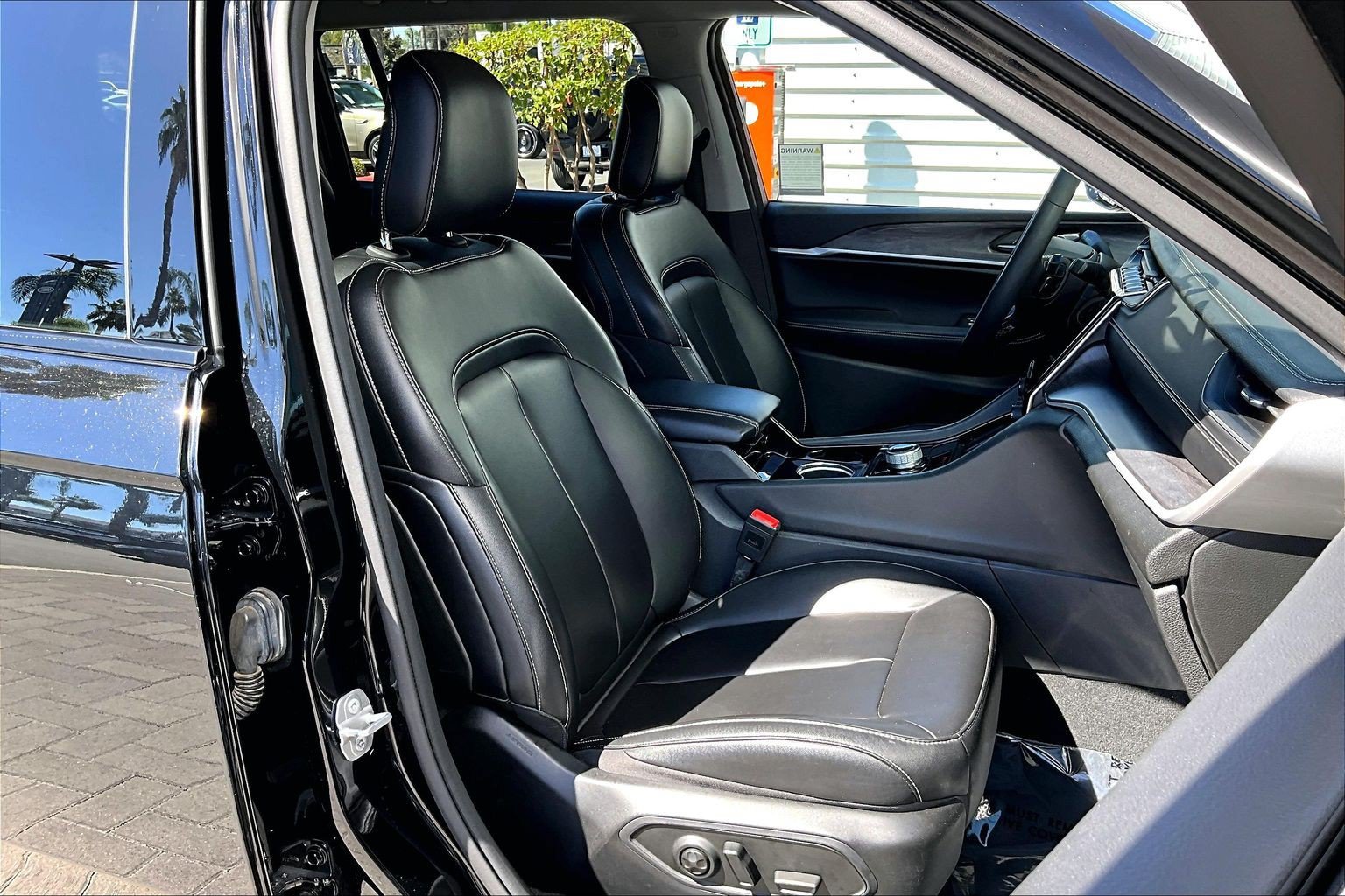 Used 2023 Jeep Grand Cherokee L Limited RWD image 7