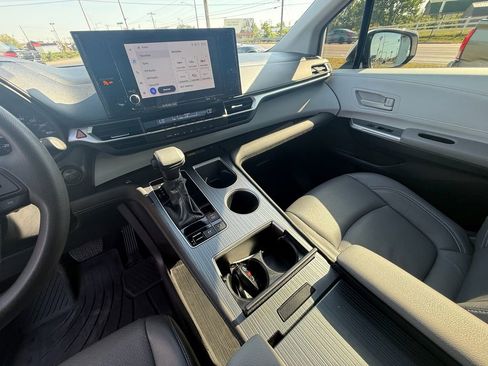 Used 2025 Toyota Sienna LE w/ LE Plus Package image 16