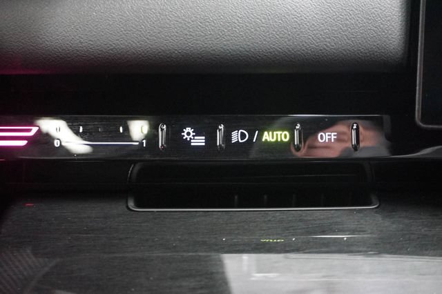 Used 2024 BMW 530i w/ Premium Package RWD image 19