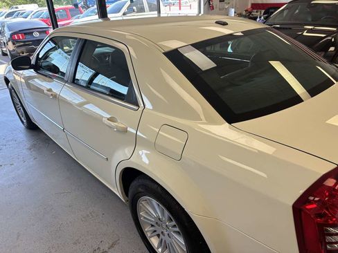 Used 2009 Chrysler 300 Touring RWD image 12