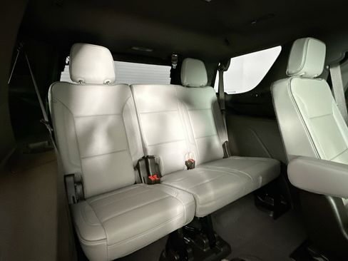 Used 2024 GMC Yukon SLT w/ SLT Luxury Package image 28