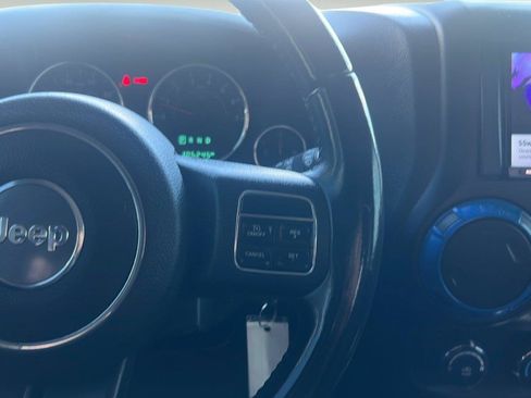 Used 2018 Jeep Wrangler Unlimited Sahara AWD/4WD image 12