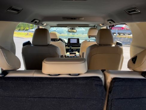 Used 2023 Toyota Sienna XLE image 16