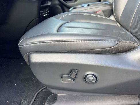 Used 2025 Chrysler Pacifica Select w/ Uconnect Theater Family Group image 22