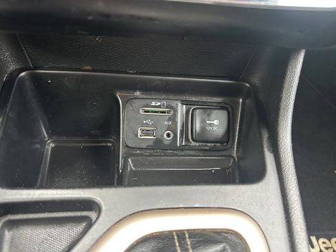 Used 2017 Jeep Cherokee Latitude w/ Comfort/Convenience Group image 69