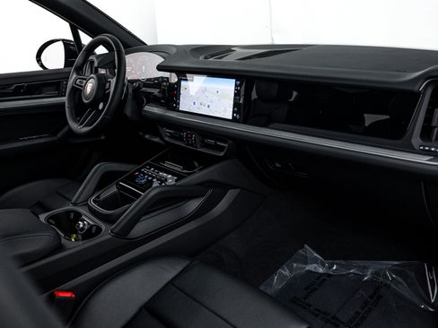Certified 2026 Porsche Cayenne AWD/4WD image 12