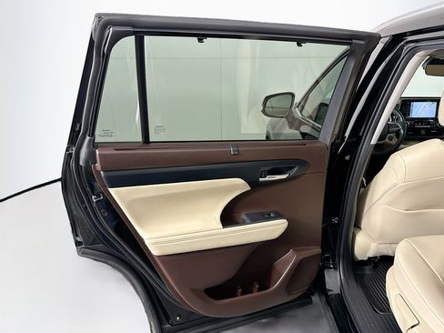 Used 2022 Toyota Highlander XLE image 26