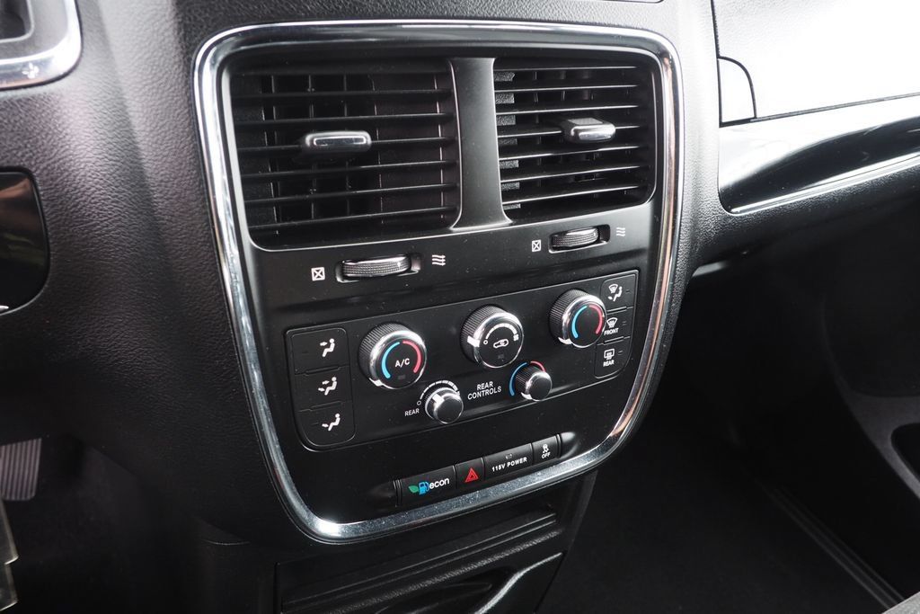Used 2020 Dodge Grand Caravan SE FWD image 24