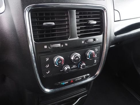 Used 2020 Dodge Grand Caravan SE FWD image 24